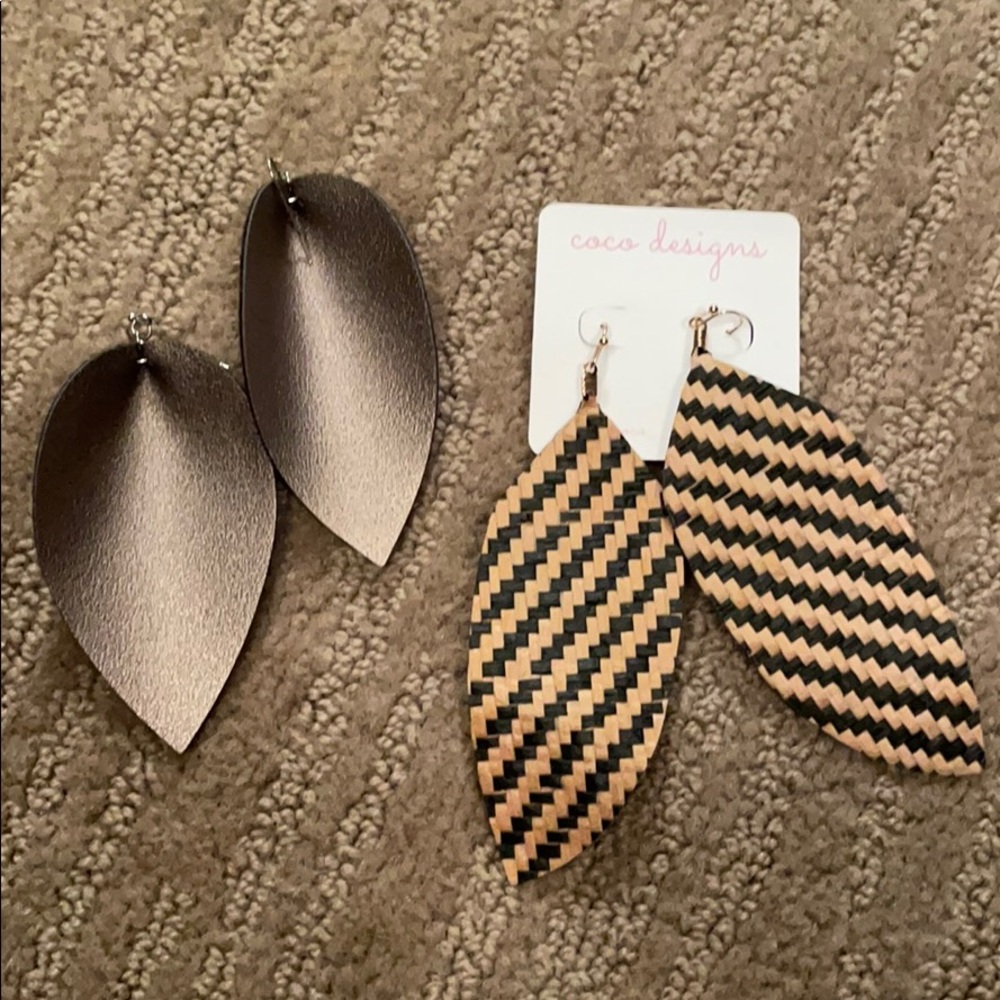 Oval shaped pair of earrings